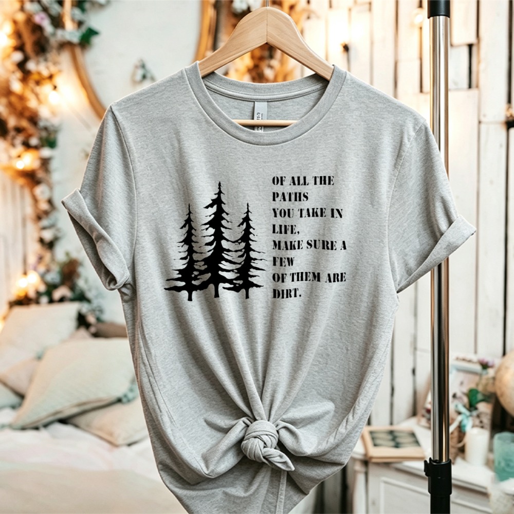 Outdoor Adventure Quotes Short - T-shirt con Grafica 'Pino e Citazione