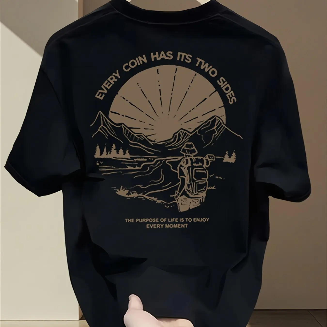T-Shirt Vintage con Grafica di - Outdoor Adventure Quotes Short recensione e prezzo